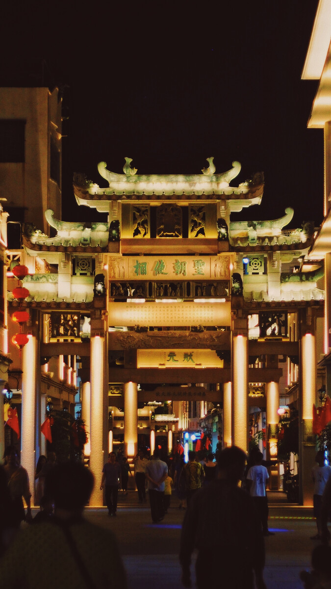潮州的夜,除了美食之外,也依然充满烟火气息。