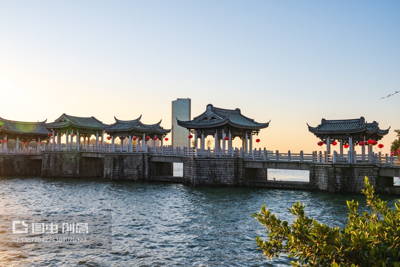 广东潮州冬季日出时的广济桥